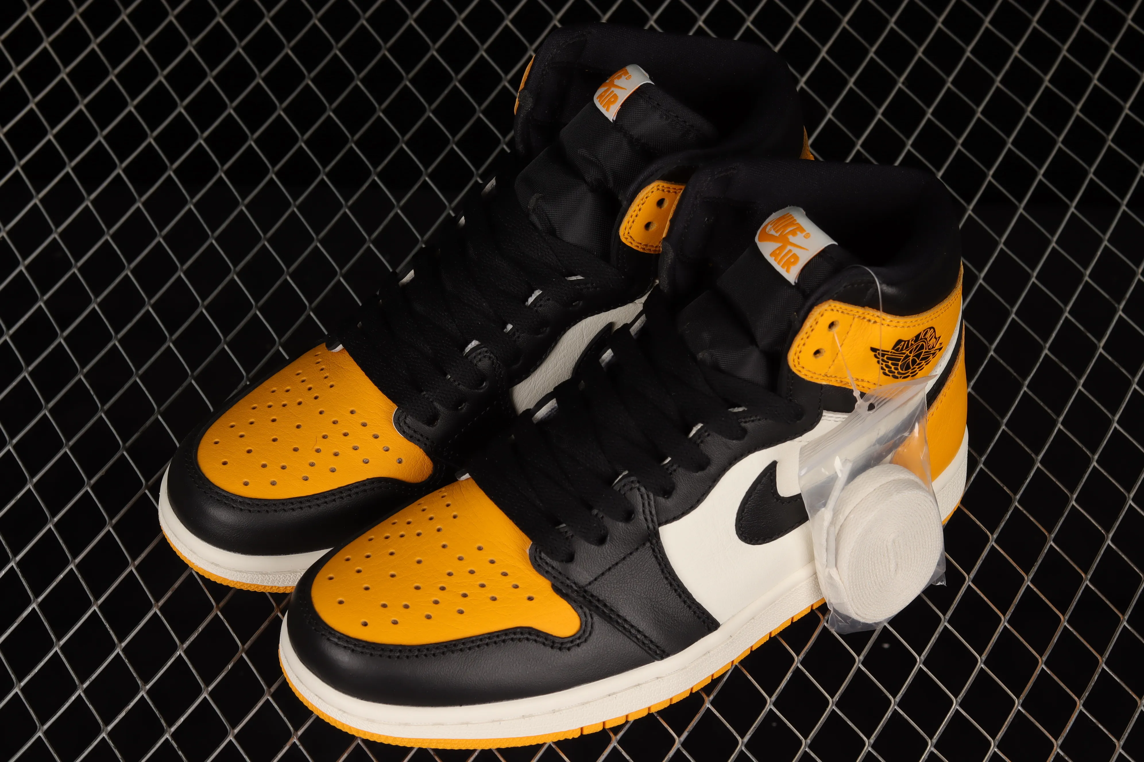 All categories Air Jordan Jordan series basketball shoes Air Jordan 1 High pure original version Air Jordan 1 Retro High OG AJ1 Joe 1 black and yellow toe 555088-711